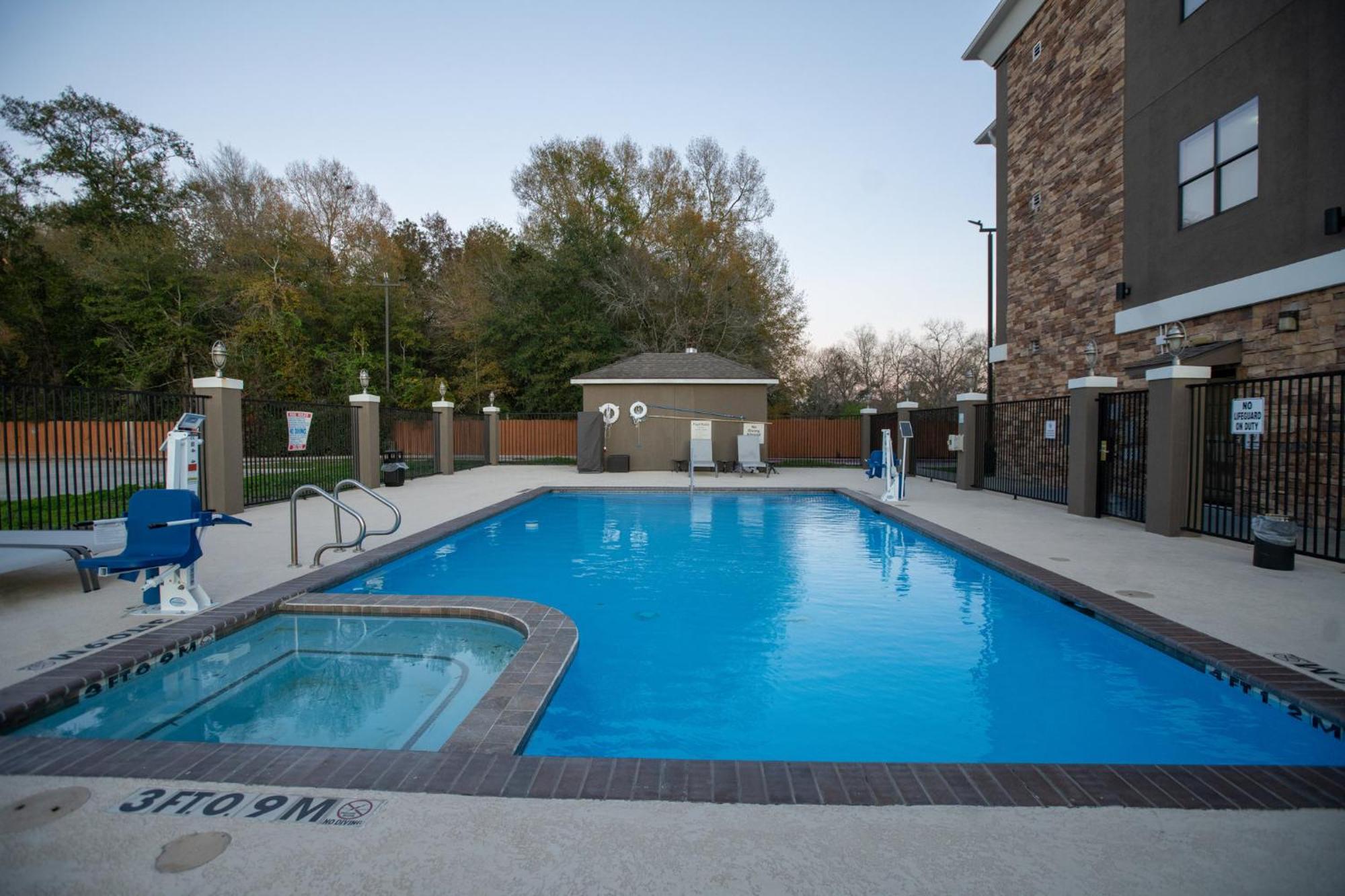 Holiday Inn Express & Suites Cleveland By Ihg Buitenkant foto